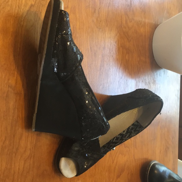 Black sequined TOMS wedges. Size 6 - Picture 2 of 4